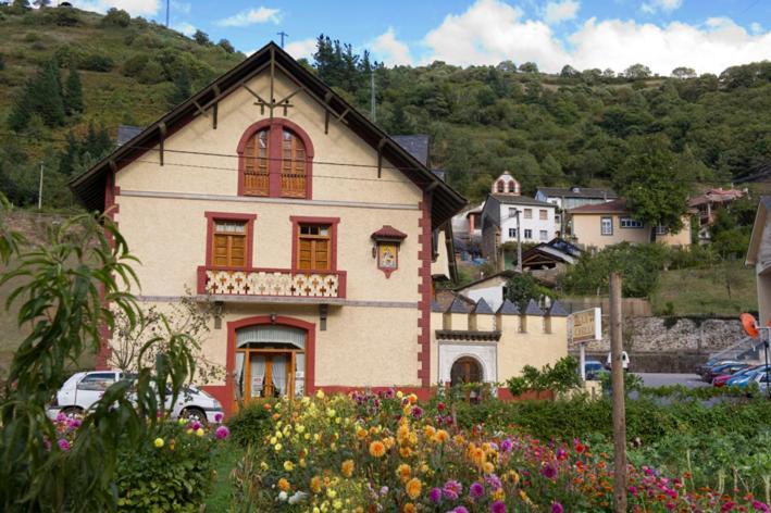 Hotel Restaurante La Casilla Cangas De Narcea Exteriér fotografie